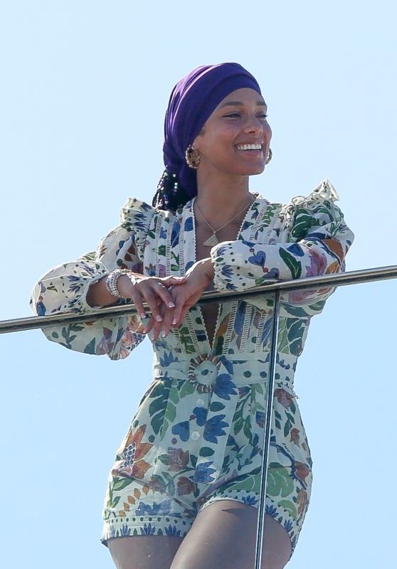 Alicia Keys Wearing a Colored Flower Print Romper and a Purple Headband - Rio 05/03/2023