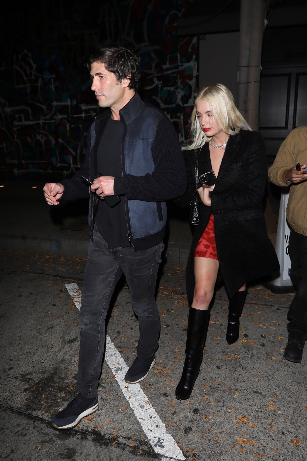 Ashley Benson And Brandon Davis Craig S Restaurant In West Hollywood   Ashley Benson And Brandon Davis Craig S Restaurant In West Hollywood 05 01 2023 3 