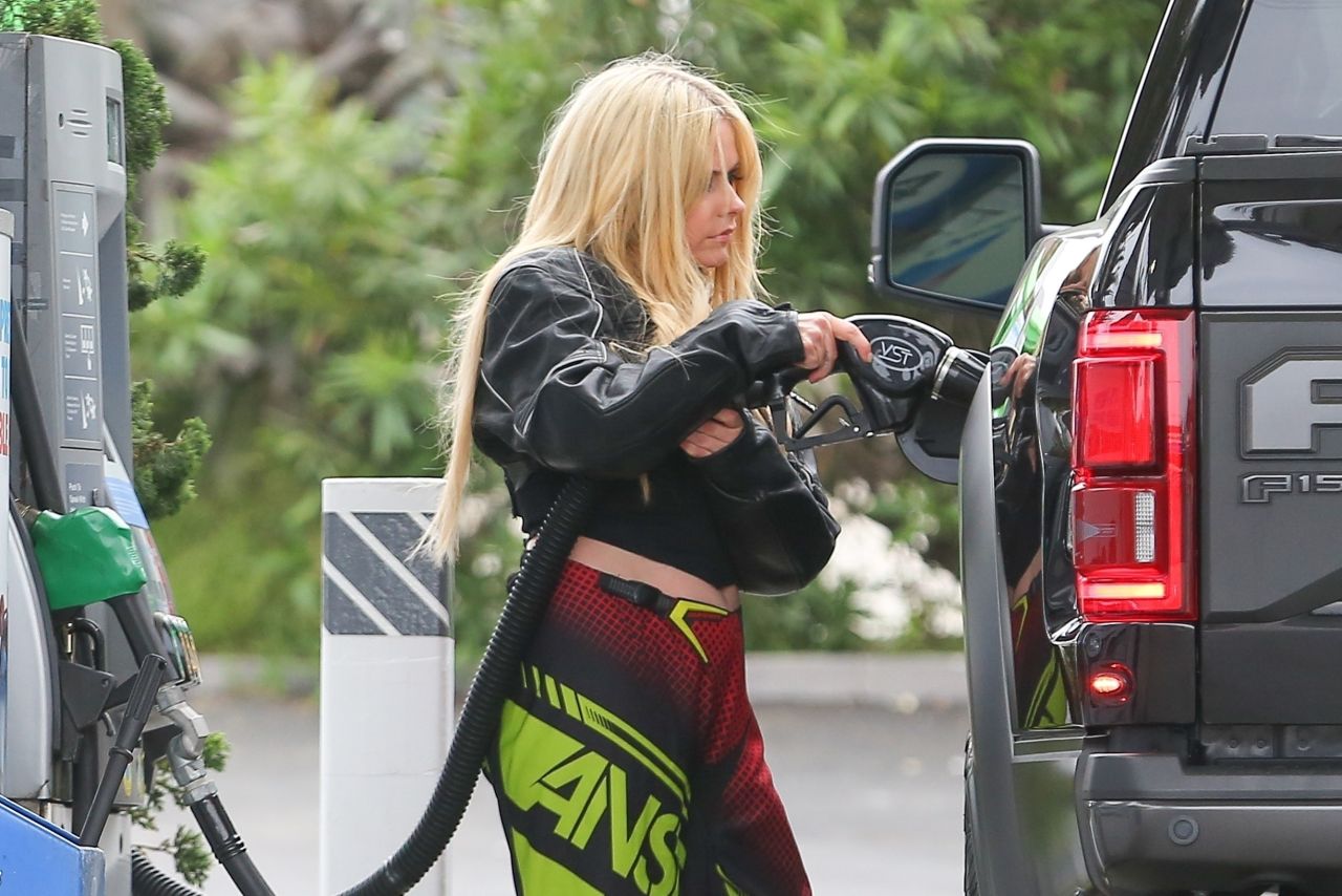 Avril Lavigne at a Gas Station in Malibu 05/28/2023 • CelebMafia