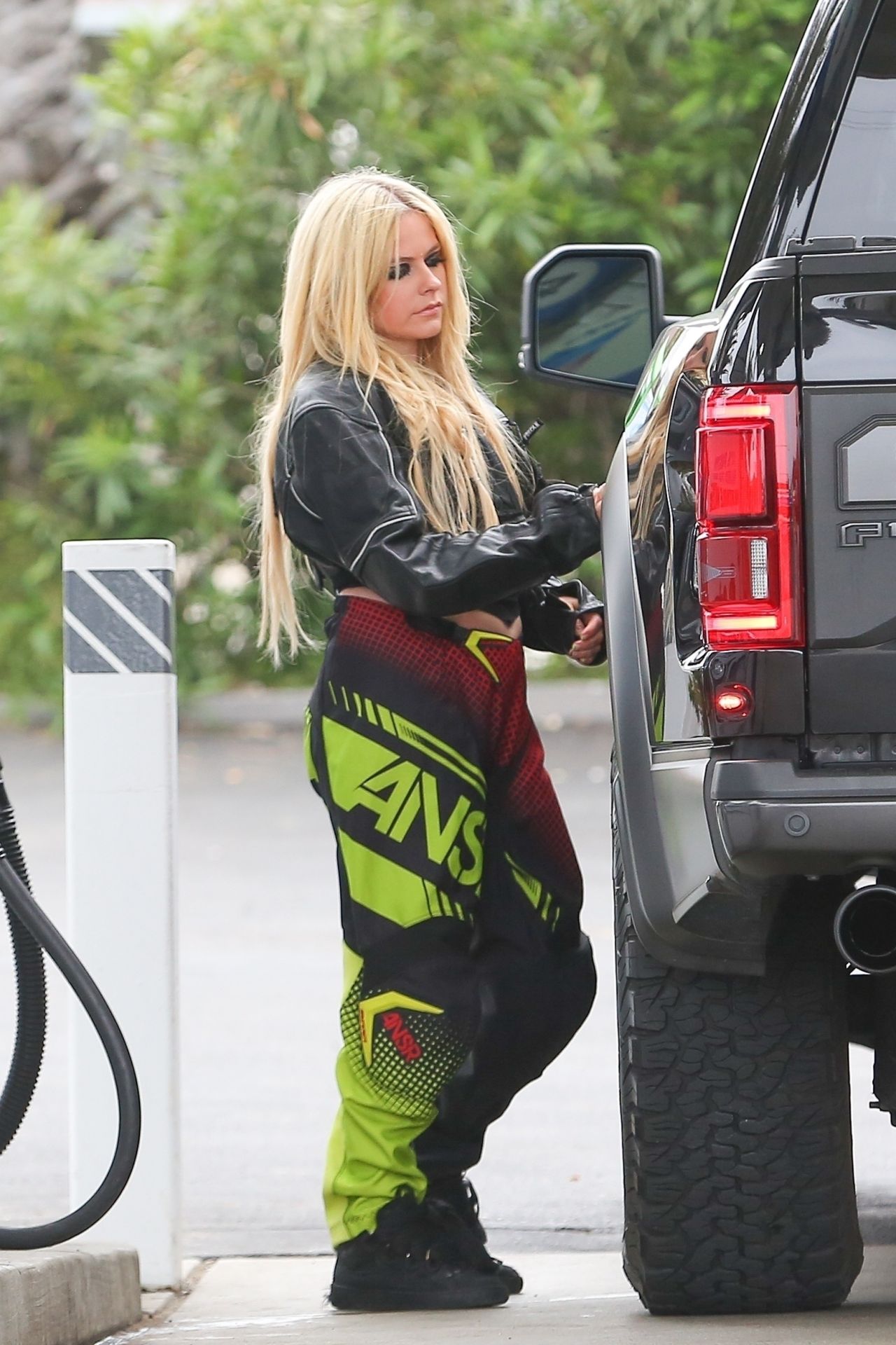 Avril Lavigne at a Gas Station in Malibu 05/28/2023 • CelebMafia