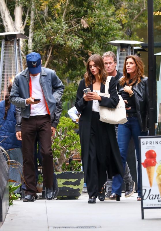 Kaia Gerber and Austin Butler With Cindy Crawford and Rande Gerber in Los Angeles 05/25/2023