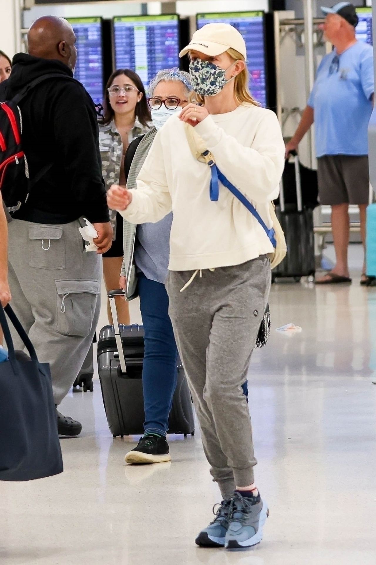 Kate Bosworth and Justin Long - Airport in Miami 05/19/2023 • CelebMafia