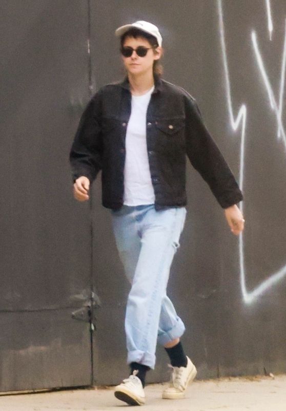 Kristen Stewart - Visiting a Waxing Salon in Los Angeles 05/26/2023