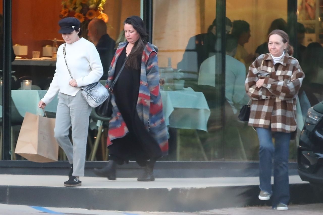 Shannen Doherty at Nicolas Eatery in Malibu 05/09/2023 • CelebMafia