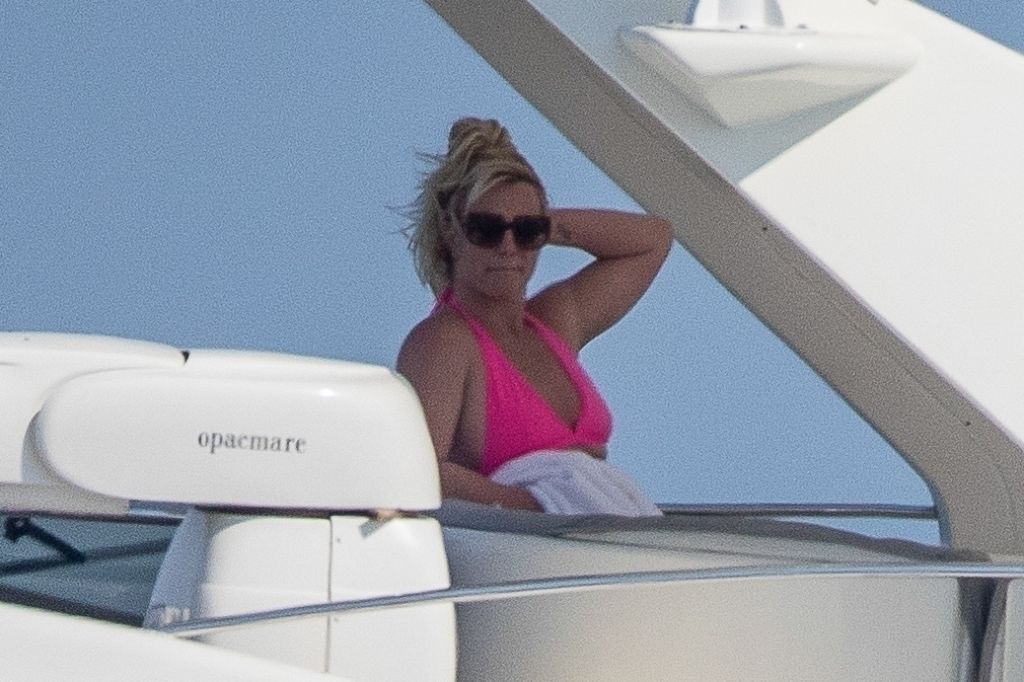 https://celebmafia.com/wp-content/uploads/2023/06/britney-spears-at-a-yacht-in-cabo-san-lucas-06-20-2023-1.jpg