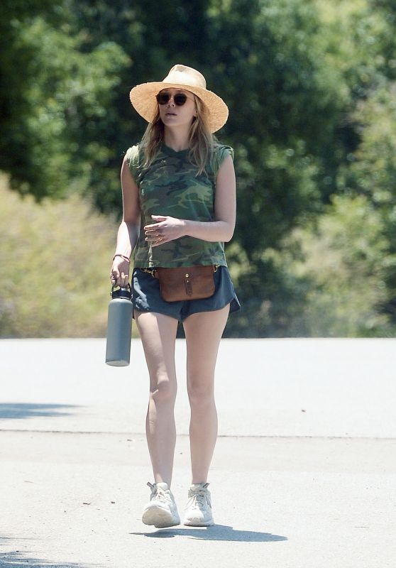 Elizabeth Olsen - Hike in Los Angeles 06/25/2023