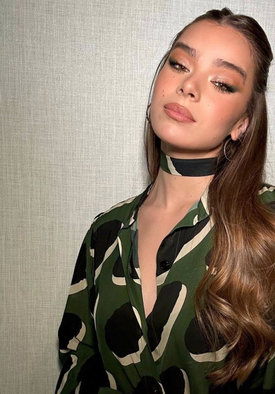 Hailee Steinfeld - Portraits for the "Spider-Man: Across the Spider-Verse" Photocall May 2023 (+1)
