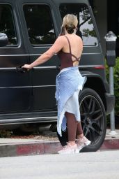Hilary Duff in a Bronzy Workout Fit in Los Angeles 06/13/2023