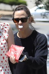 Jennifer Garner and Violet Affleck - Shopping at an Eyeglass Store in Pacific Palisades 06/26/2023