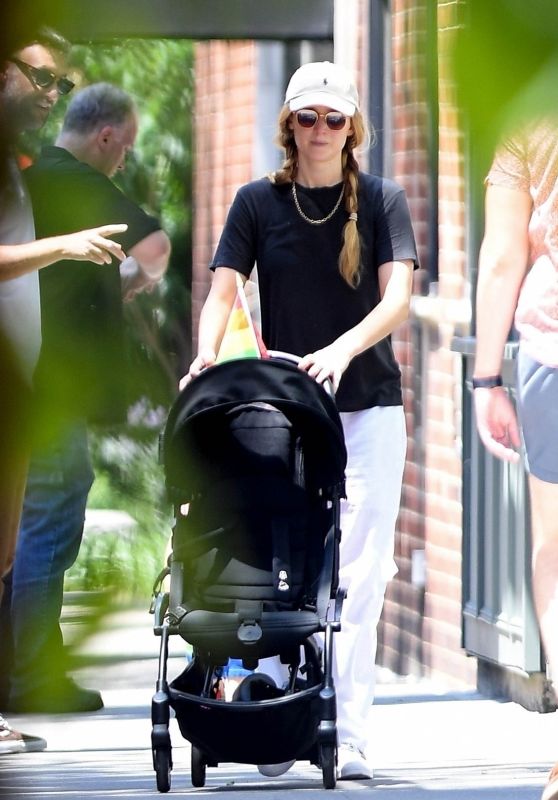 Jennifer Lawrence - LGBT Pride March in New York 06/25/2023 • CelebMafia