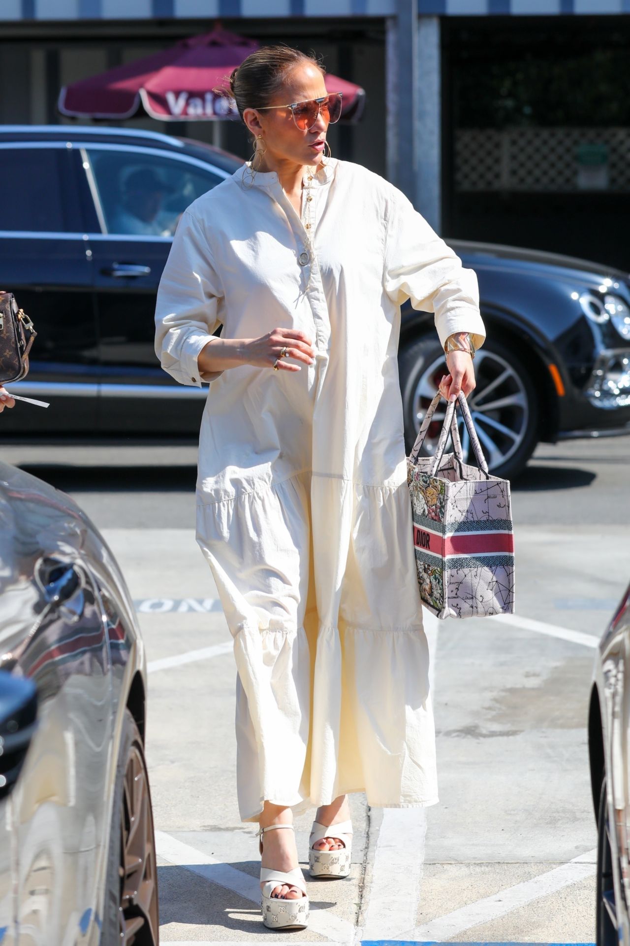 Jennifer Lopez in Gucci Heels Paired With a Christian Dior Purse ...