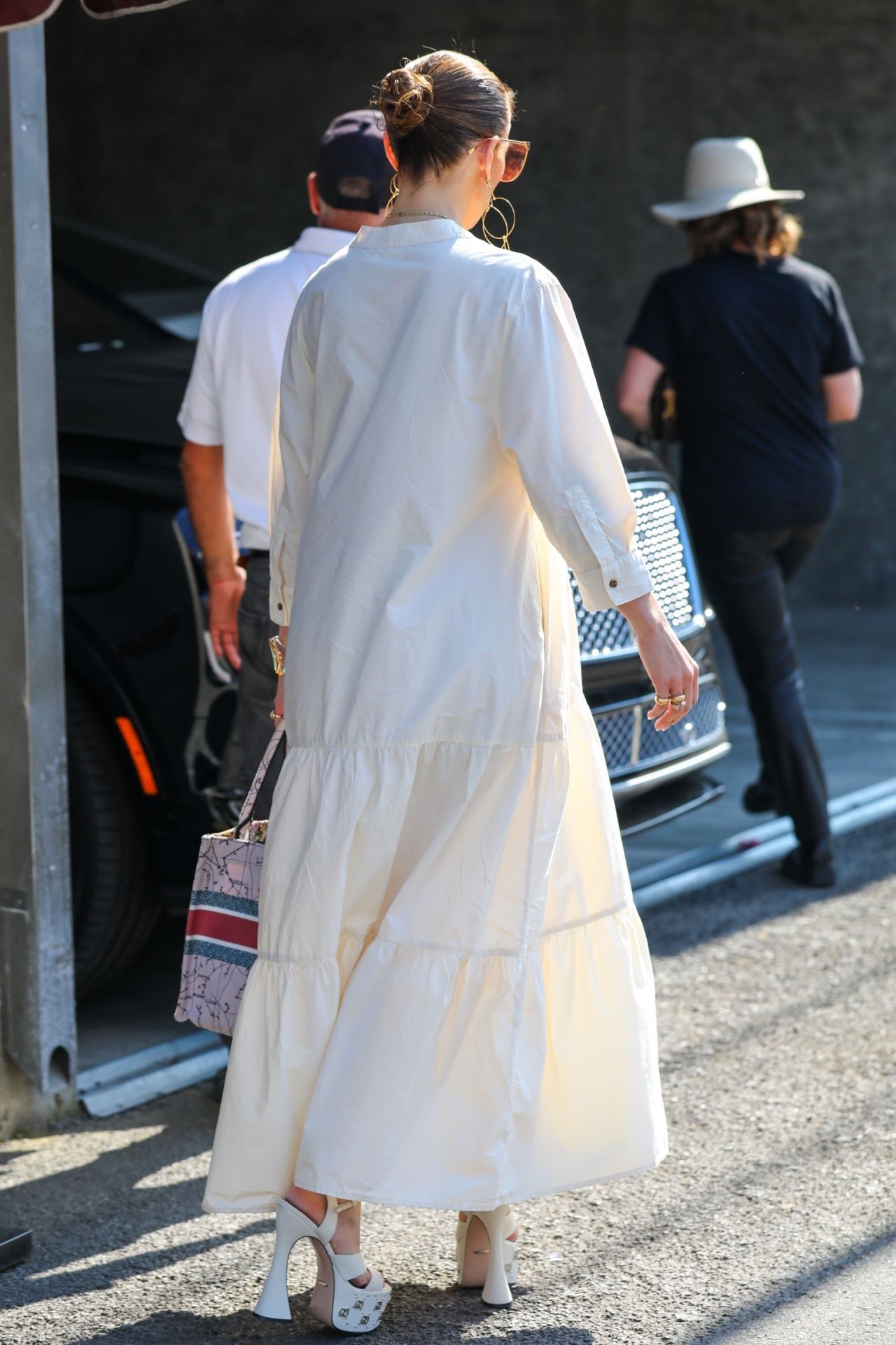 Jennifer Lopez in Gucci Heels Paired With a Christian Dior Purse ...