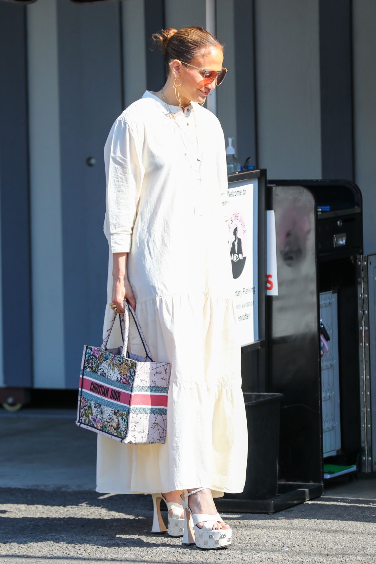 Jennifer Lopez in Gucci Heels Paired With a Christian Dior Purse