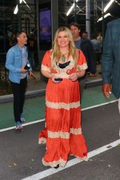 Kelly Clarkson in a Orange and White Long Dress in New York 06/21/2023