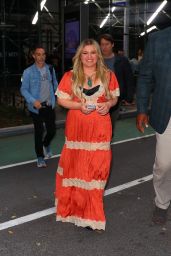 Kelly Clarkson in a Orange and White Long Dress in New York 06/21/2023