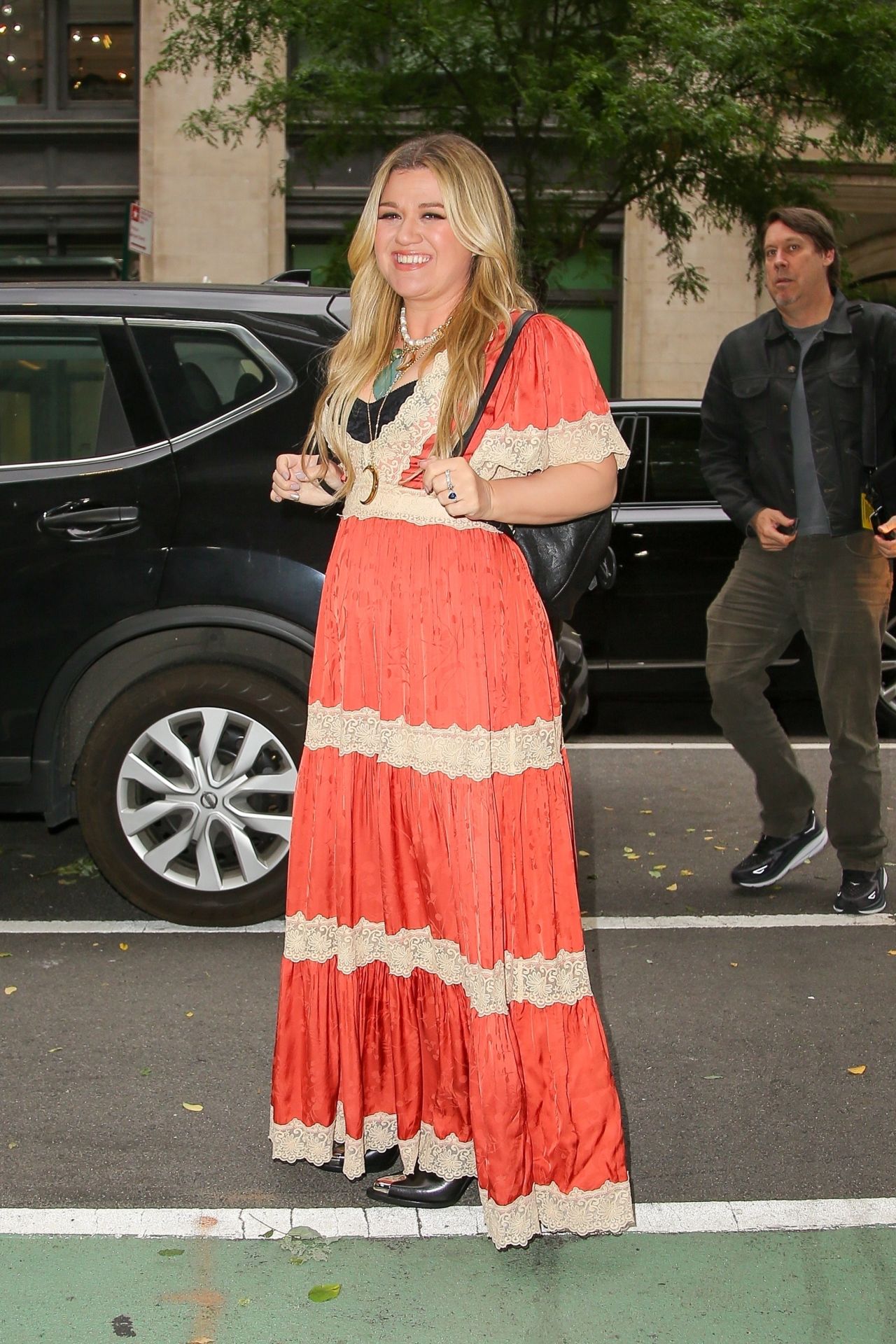 Kelly Clarkson in a Orange and White Long Dress in New York 06/21/2023 ...