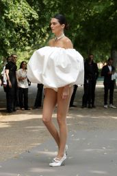 Kendall Jenner – Walks “Le Chouchou” Jacquemus’ Fashion Show in Versailles 06/26/2023