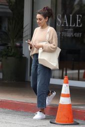 Mila Kunis in Black Jeans and a Beige Sweater at Beverly Glen Deli in Los Angeles 06/12/2023