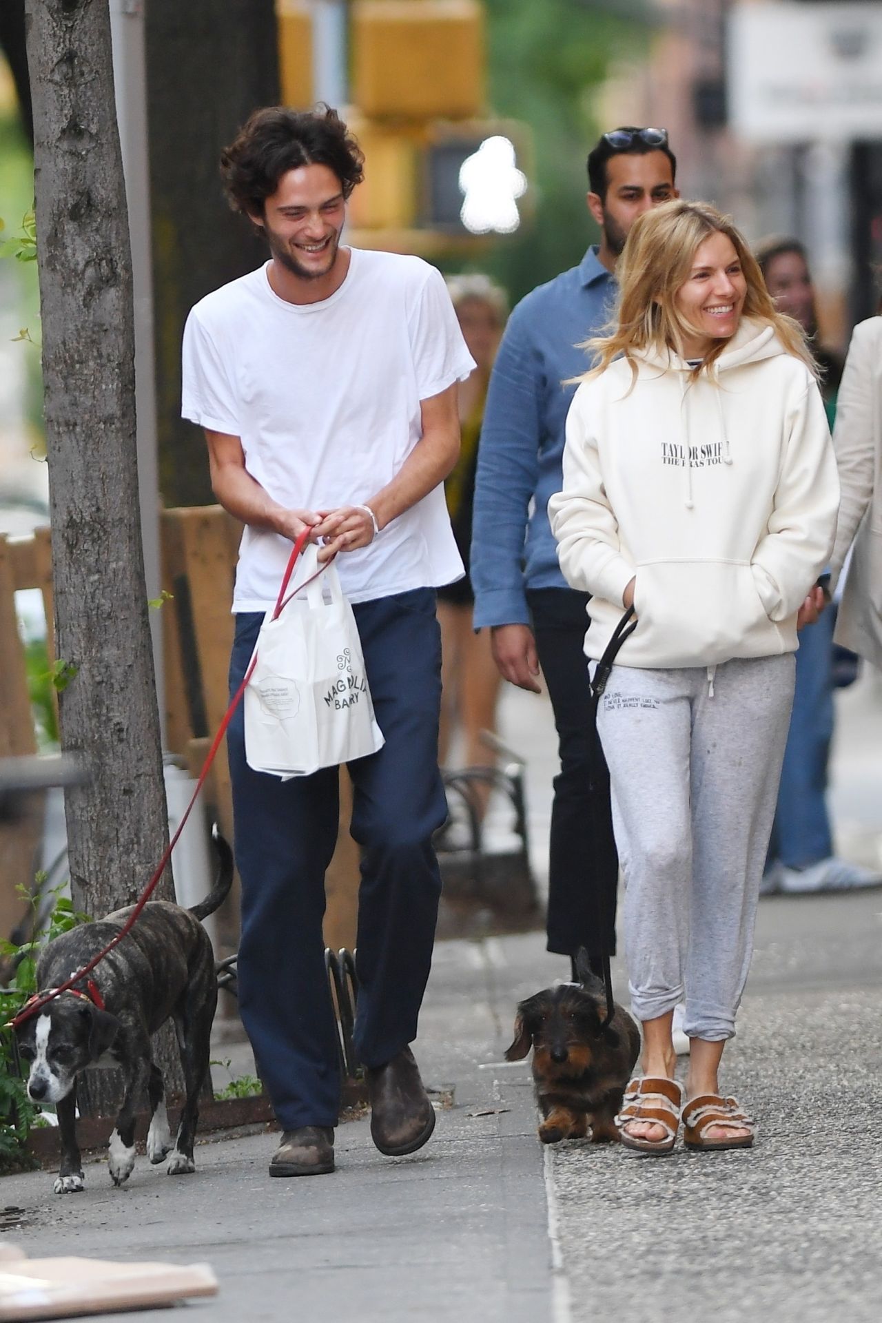 Sienna Miller and Oli Green Stop by Magnolia Bakery in New York 05/30 ...