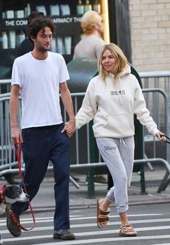 Sienna Miller and Oli Green Stop by Magnolia Bakery in New York 05/30/2023