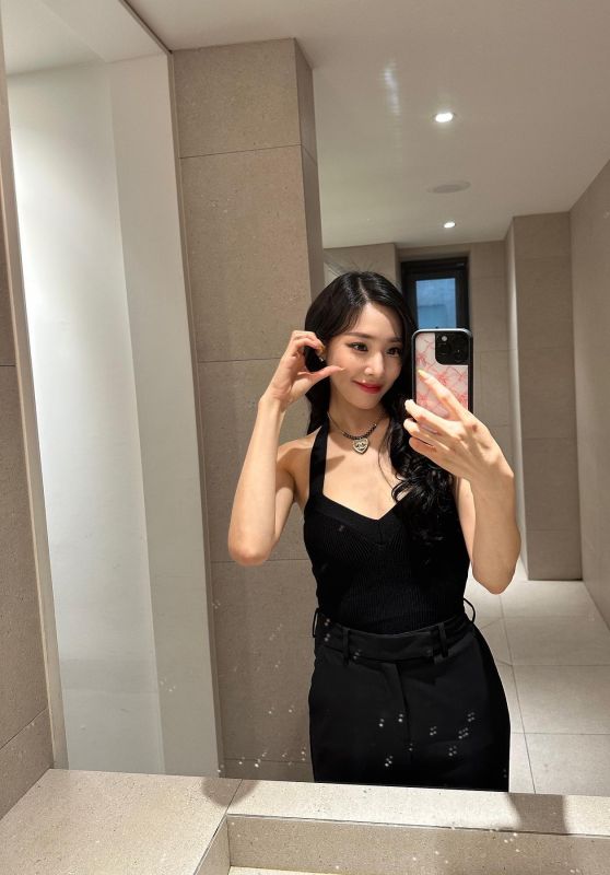 Tiffany Young Outfit 05/27/2023 (I)