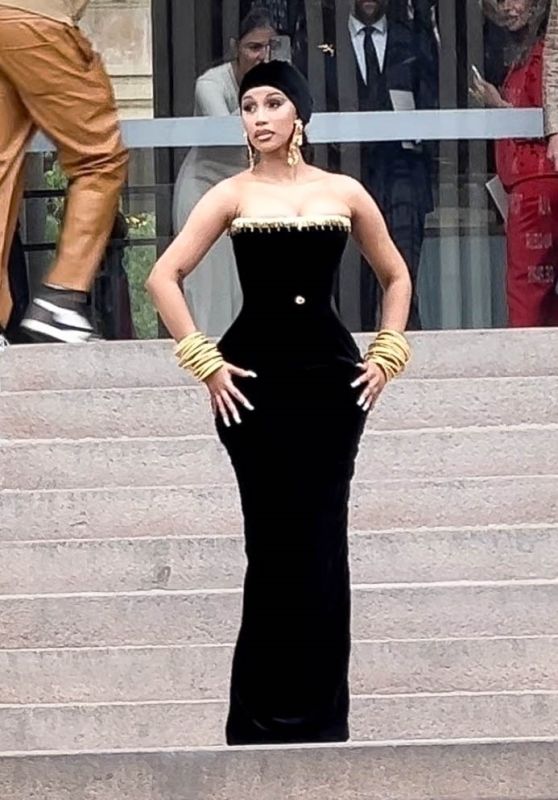 Cardi B at the Schiaparelli Fashion Show in Paris 07/03/2023