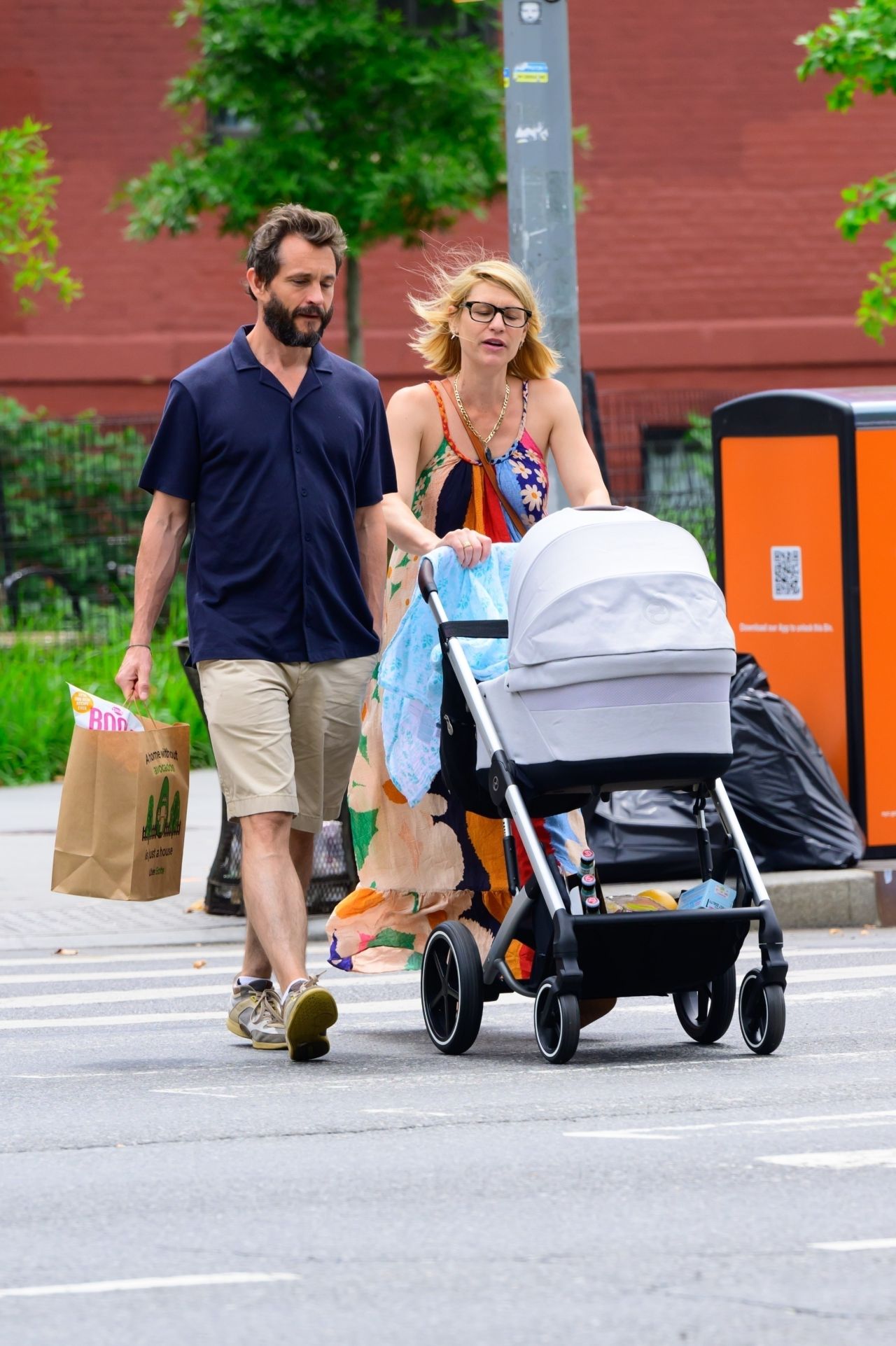Claire Danes and Hugh Dancy - Out for a Stroll in New York 07/10/2023 ...