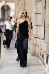 Gigi Hadid Wearing a Chloe Bag in Paris 06/29/2023