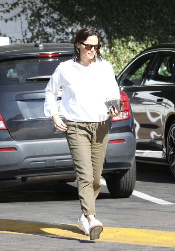 Jennifer Garner at the Country Mart in Brentwood 07/28/2023