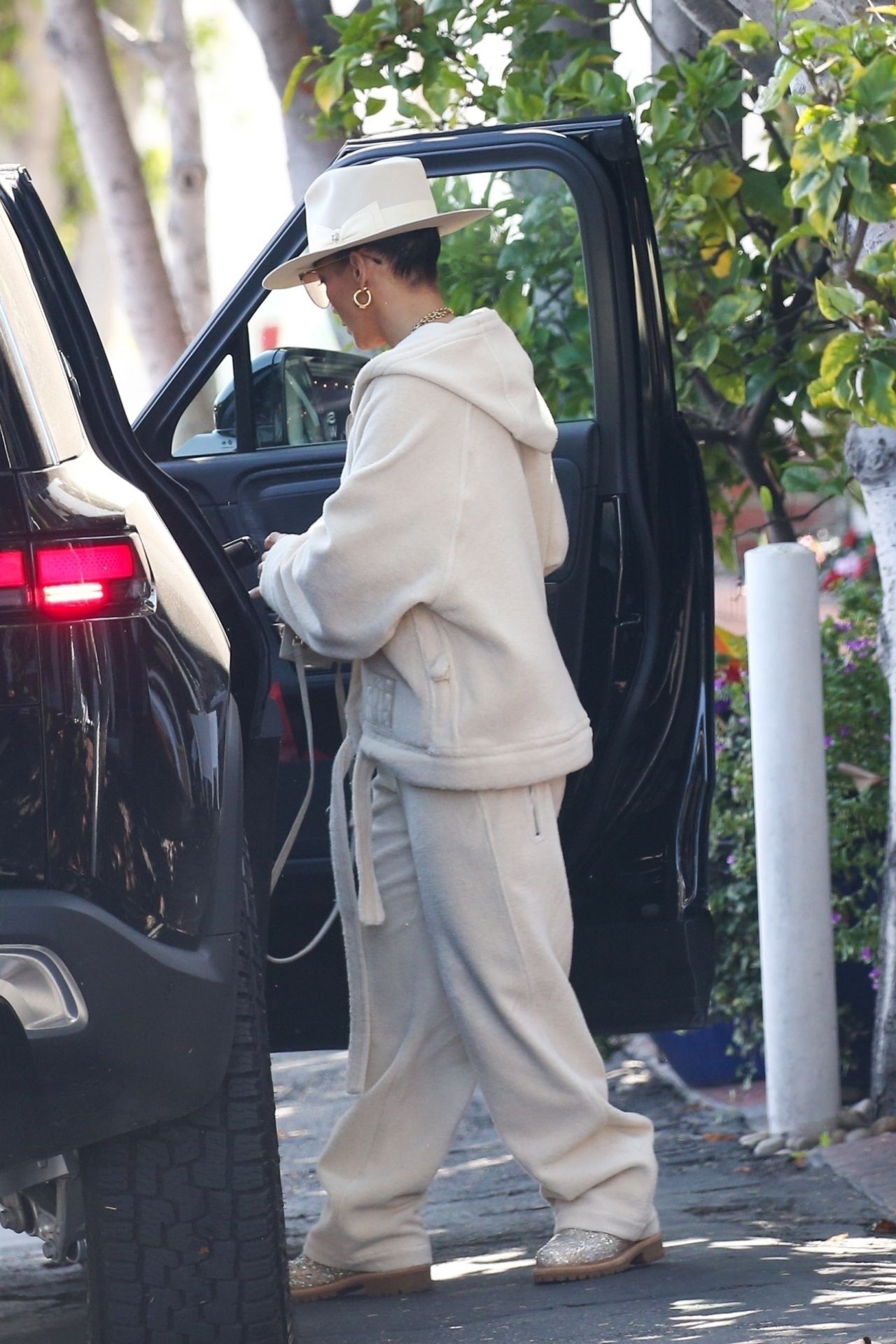 Jennifer Lopez at Mauro's café in Los Angeles 07/11/2023 • CelebMafia