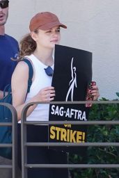 Joey King – SAG AFTRA Strike at Paramount in Los Angeles 07/17/2023