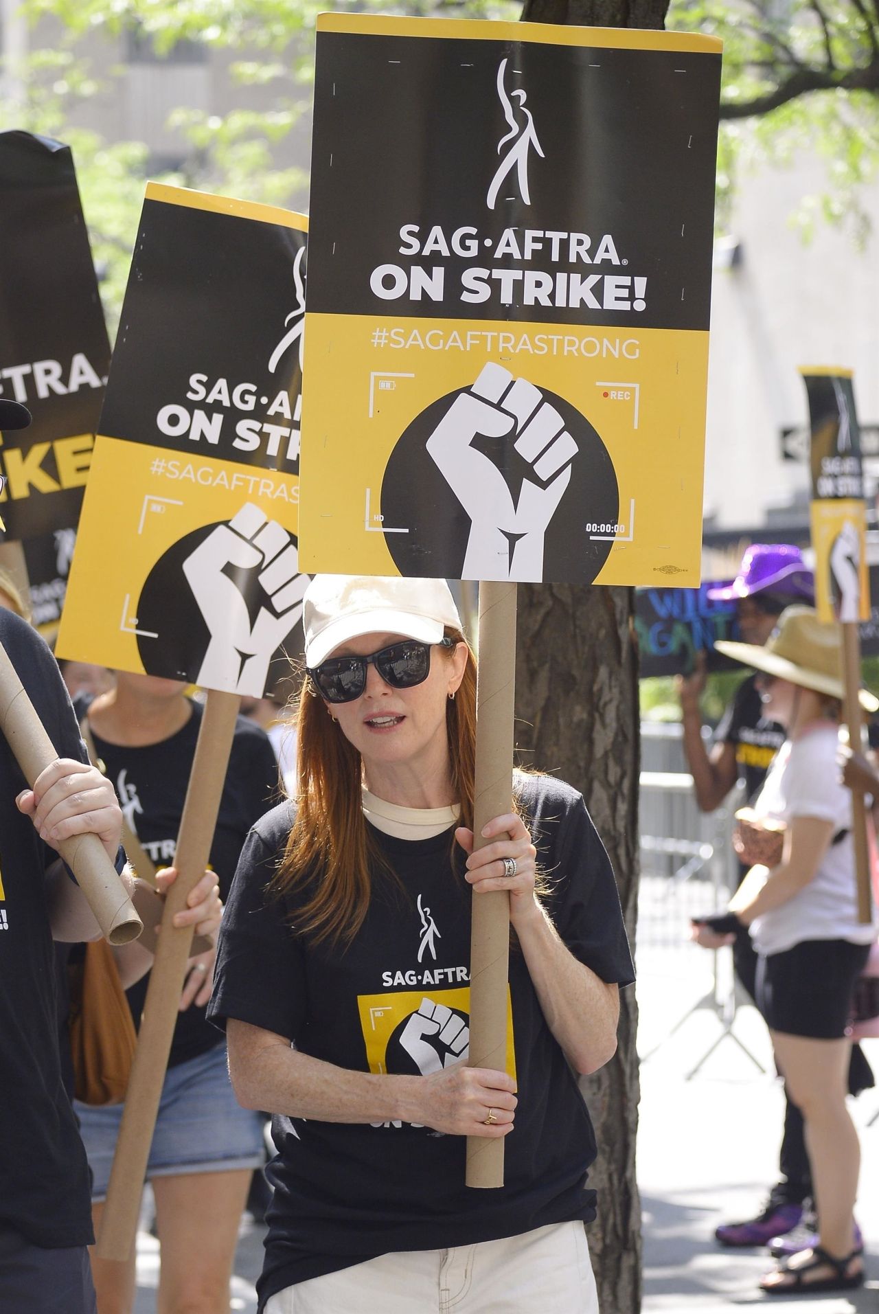 julianne-moore-sag-aftra-picket-line-outside-nbc-rockefeller-in-nyc