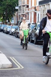 Kate Hudson With Her Fiancé Danny Fujikawa With Stella McCartney and Her Husband Alasdhair Willis  in Notting Hill 07/06/2023