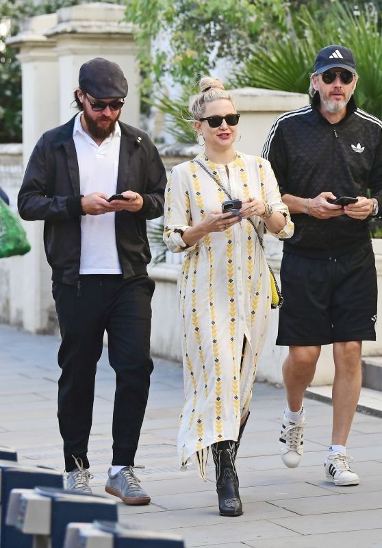 Kate Hudson With Her Fiancé Danny Fujikawa With Stella McCartney and Her Husband Alasdhair Willis  in Notting Hill 07/06/2023