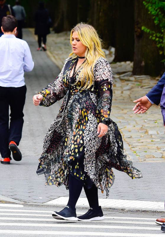 Kelly Clarkson in Central Park in New York 07/25/2023