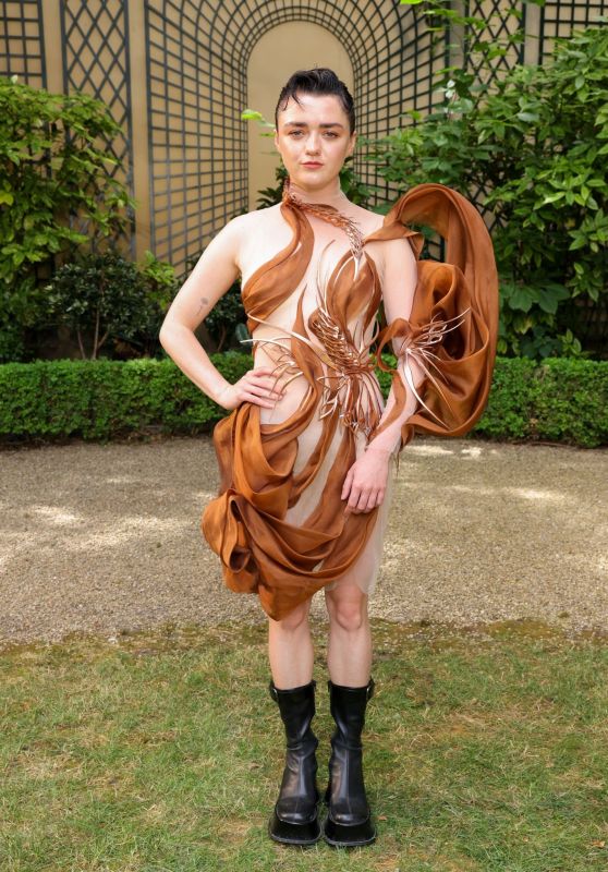 Maisie Williams - Iris Van Herpen Haute Couture Show at Paris Fashion Week 07/03/2023