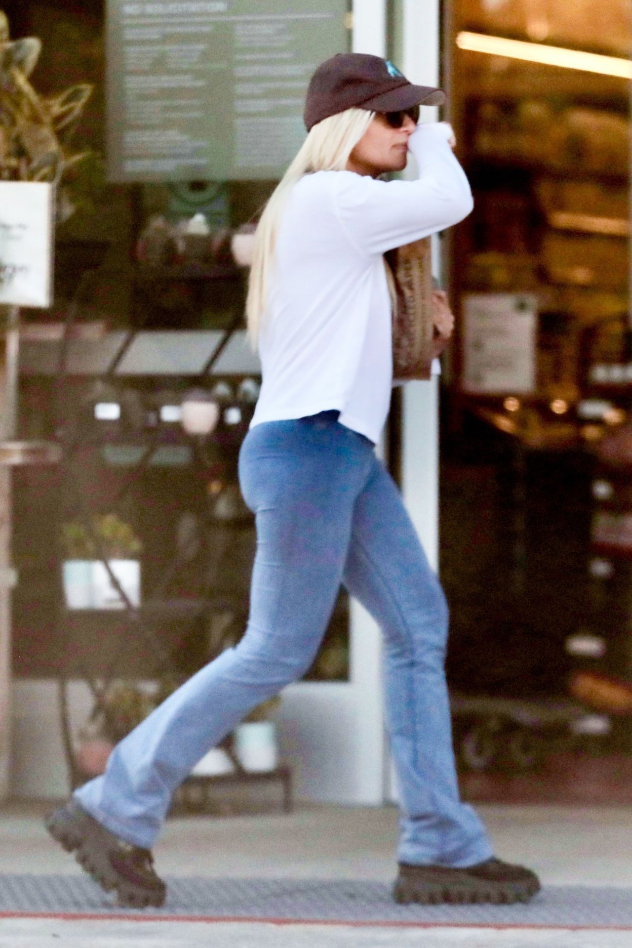 Melissa Cohen - Shopping at Whole Foods in Malibu 07/14/2023 • CelebMafia