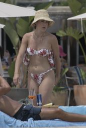 Melissa Roxburgh at the Beach in Barcelona 07/03/2023