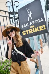 Michelle Monaghan – SAG AFTRA Strike at Paramount in Los Angeles 07/17/2023