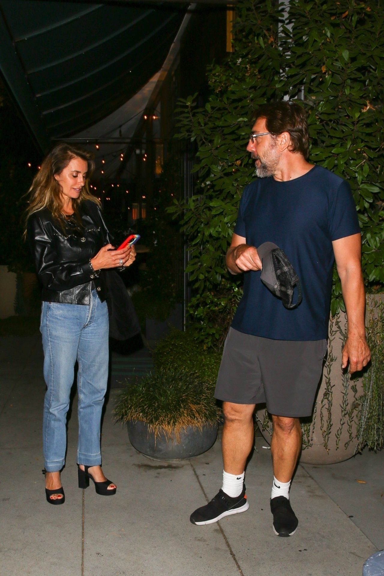 Penelope Cruz and Javier Bardem at Madeo Restaurant in Beverly Hills 07