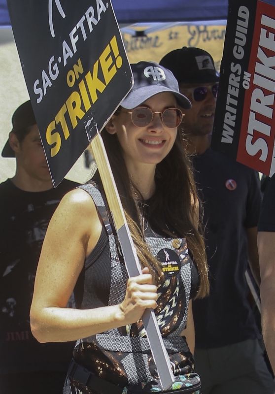 Alison Brie - SAG-AFTRA Actors Union Strike in Los Angeles 08/03/2023