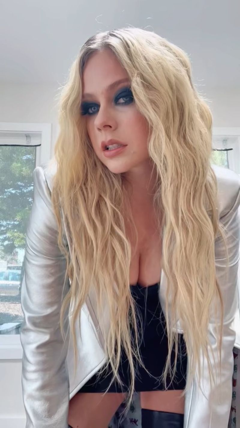 Naughty Avril Lavigne in Sexy Outfit Teasing Her Tits on Social Media