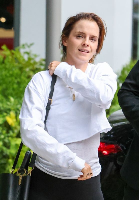 Emma Watson Makeup-Free in Miami 08/14/2023