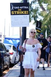 Florence Pugh - SAG-AFTRA Actors Union Strike in Los Angeles 08/15/2023