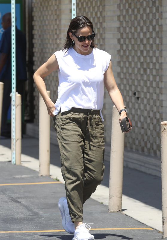 Jennifer Garner in Comfy Outfit in Brentwood 08/12/2023