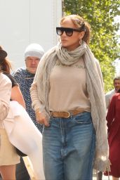 Jennifer Lopez Wearing Isabelle Marant Glasses and Jacquemus Bag - Shopping in Paris 08/07/2023