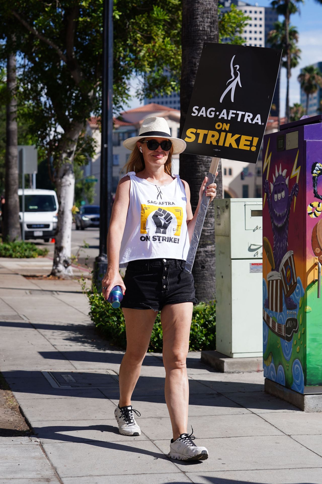 Jeri Ryan at SAG Strike at Warner Brothers Studios in Burbank 08/16