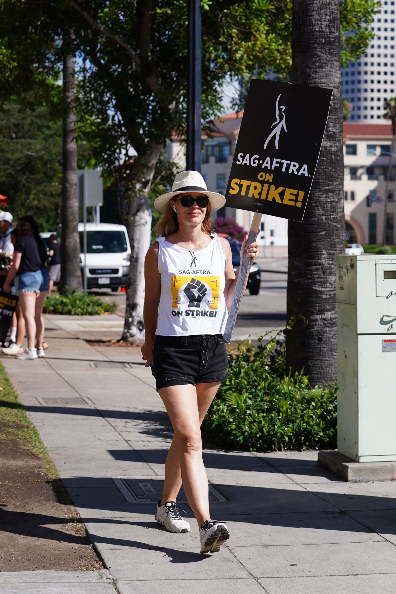 Jeri Ryan at SAG Strike at Warner Brothers Studios in Burbank 08/16