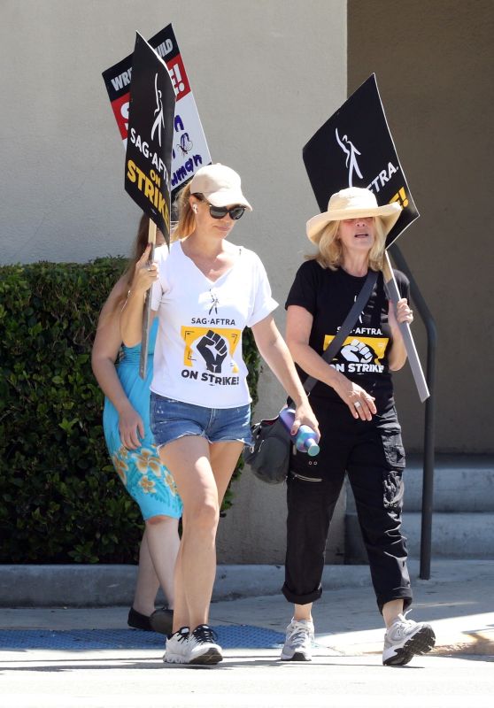 Jeri Ryan - Protesting With SAG-AFTRA at Warner Bros in Los Angeles 08/15/2023