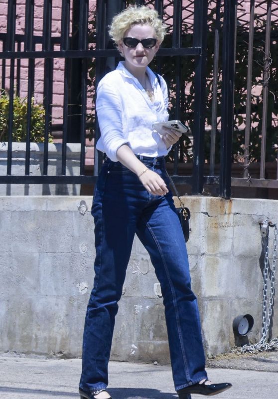 Julia Garner - Out in Los Feliz 08/12/2023